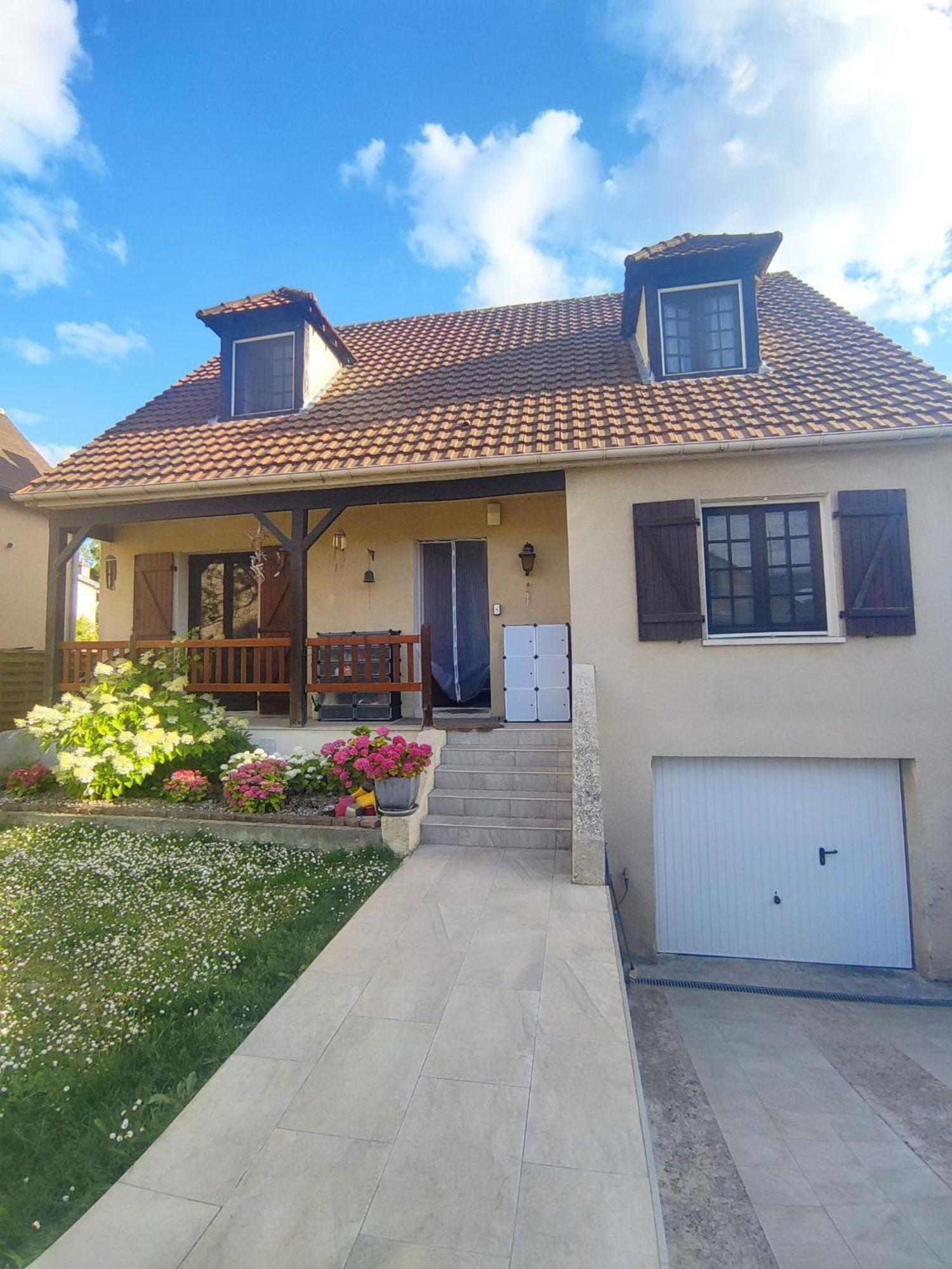 Spacious For Rent In Homestay Le Pecq